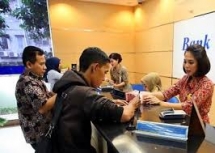 Ilustrasi mahasiswa melakukan pembayaran UKT di Bank