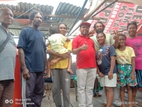 Anggota DPD RI Dr. Filep Wamafma saat menyambangi keluarga Biak di Kabupaten Sorong, (6/6/2020)