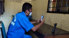 Salah satu tahanan di Rutan Polres Biak Numfor saat melakukan video call dengan keluarganya. 