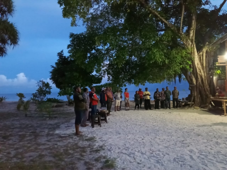 Kepala suku Papua terima sosialisasi dari lembaga anti narkoba di pulau Nusmapi, kabupaten Manokwari, Minggu (7/6)