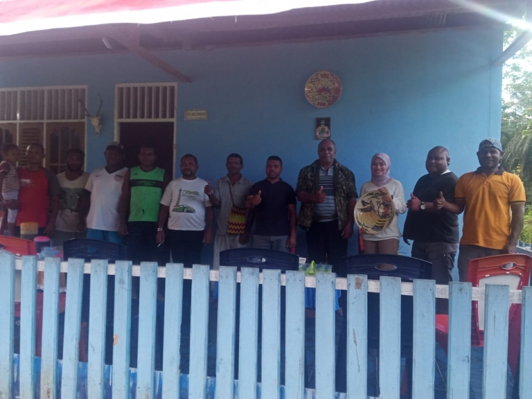 Filep Wamafma saat bersama warga di kampung Wariori, distrik Masni. 