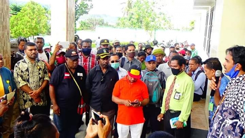 Senator Filep Wamafma hadir ditengah masyarakat Sanggeng yang sedang hadir bersama kuasa hukum di pengadilan negeri Manokwari, Jumat (5/6)