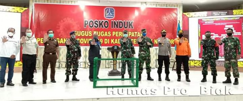 Kodim 1708/Biak Numfor saat akan menyerahkan 100 bilik pembatas untuk pedagang pada Senin, 8 Juni 2020.