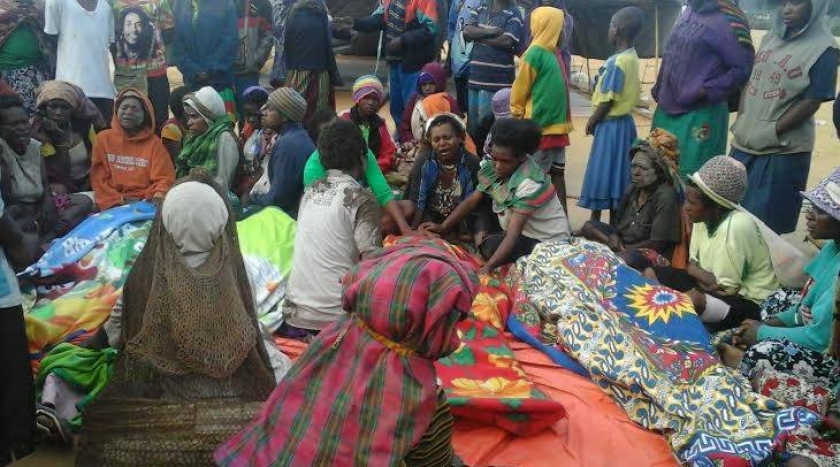 Keluarga korban berduka atas kasus Paniai, 8 Desember 2014.