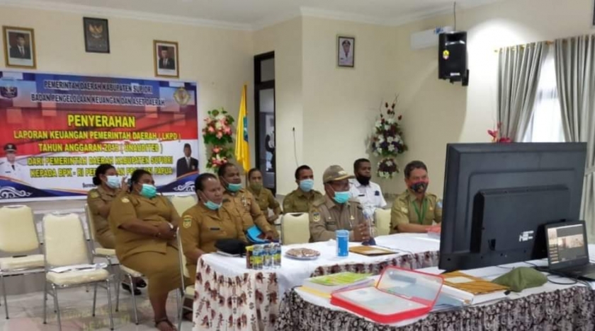 Pemerintah kabupaten Supiori menunjukkan LKPD kepada BPK-RI Perwakilan Provinsi Papua di Ruang Pertemuan BPKAD Supiori, Selasa (09/6/2020).