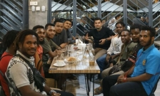 Tim senator Aceh, Fachrul Razi saat bersama mahasiswa Papua di Aceh Selasa (09/06/20)