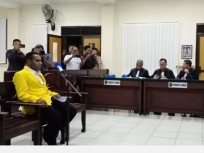  Ferry Kombo, Mantan Ketua BEM Universitas Cendrawasih saat menjalani persidangan (foto: istimewa)