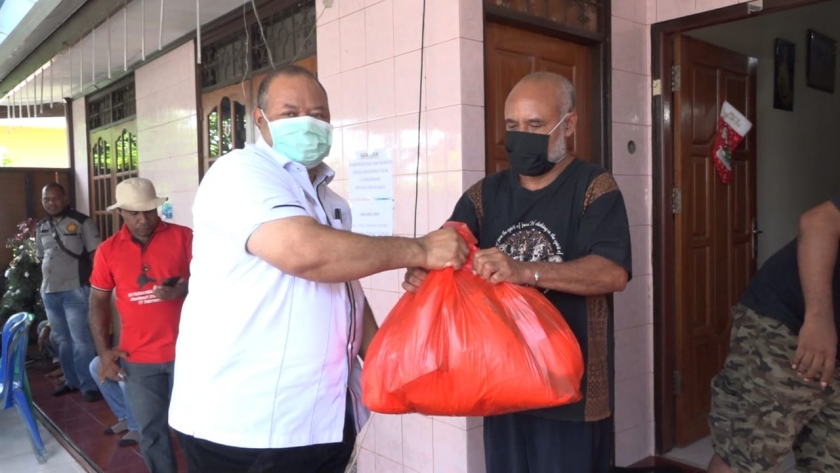 Kepala dinas kehutanan Provinsi Papua Barat F.H Runaweri menyerahkan bantuan sembako kepada masyarakat Biak melalui kepala suku Biak Bar Mnukwar Petrus Makbon, Rabu (10/6)