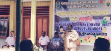 Bupati Nabire, Isaias Douw, S.Sos., MAP saat penyerahan Bantuan Langsung Tunai (BLT) kepada lima kampung di Distrik Mora, Kabupaten Nabire, Rabu, 10 Juni 2020