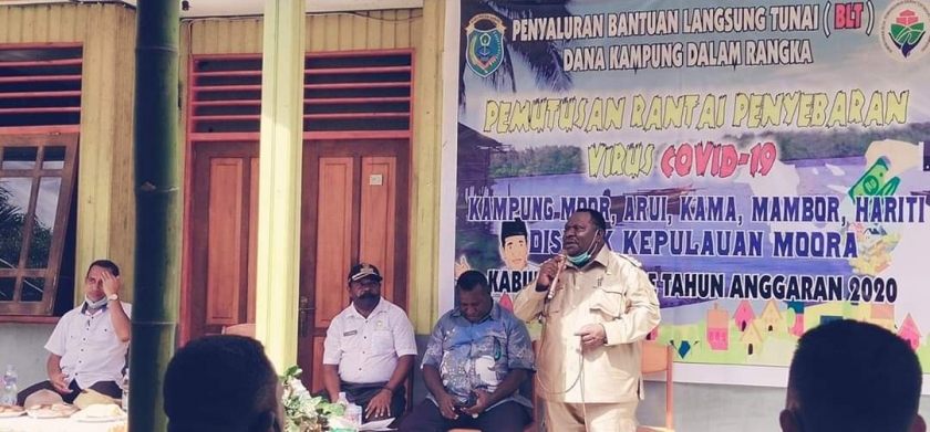 Bupati Nabire, Isaias Douw, S.Sos., MAP saat penyerahan Bantuan Langsung Tunai (BLT) kepada lima kampung di Distrik Mora, Kabupaten Nabire, Rabu, 10 Juni 2020