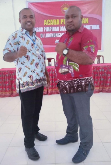 Isak Mansawan (kiri, baju putih)