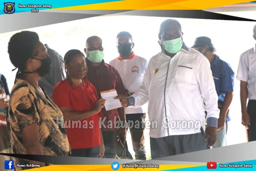  Bupati Sorong Dr. Johny Kamuru, S.H., M.Si saat melaunching Pembukaan rekening Bantuan Stimulan Perumahan Swadaya (BSPS) Kabupaten Sorong di Alun-alun Aimas pada kamis (11/06). (Foto: humas pemkab Sorong)