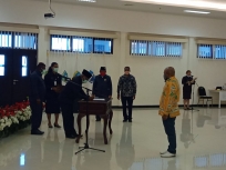 Gubernur Papua Barat Dominggus Mandacan  melantik anggota pansel Frengki Umpaian pengganti almarhum Yohan Albert Warijo di kantor gubernur Papua Barat, Kamis (11/6)