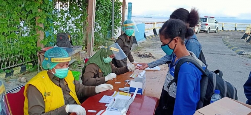 Warga Biak saat diperiksa di Pelabuhan Mokmer Biak, Kamis (11/6)