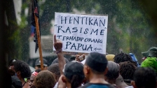 Mahasiswa Papua melakukan aksi di Jalan Merdeka, Bandung, Selasa, 27 Agustus 2019. (Foto: ANTARA/Raisan Al Farisi)