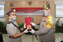 Kapolda Papua irjen Pol. Drs. Paulus Waterpauw bersama AKBP Mada Indra Laksana S.I.K