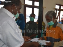 Bupati Sorong, Dr. Johny Kamuru, S.H., M.Si menyerahkan Bantuan Langsung Tunai (BLT)di Distrik Salawati Tengah pada Rabu (10/06) (Foto: Doc. Pemkab Sorong)