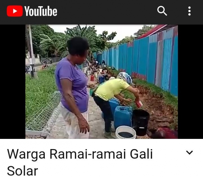 Terlihat warga sedang menuangkan solar pada jerigen