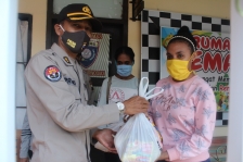 Polres Grobogan membagikan paket sembako untuk pelajar Papua yang menuntut ilmu di SMA Purwodadi, Jumat (12/6/2020)
