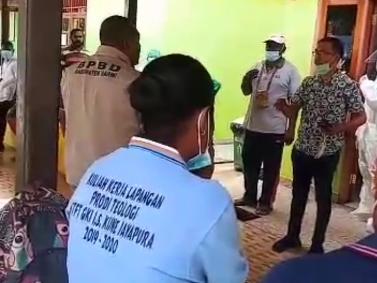 Tampak dr. Yohann .A.H. Tokoro dan Kepala Dinas Kesehatan Kabupaten Sarmi Z.A. Tawernussa, S.PB 