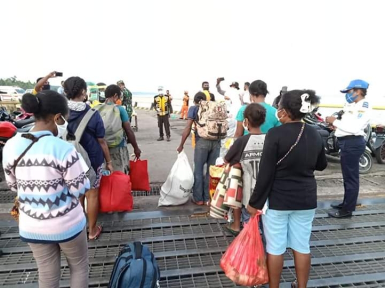 Masyarakat yang pulang ke Biak Numfor dan harus menjalani pemeriksaan kesehatan Covid-19 di pelabuhan Ferry Mokmer, kabupaten Biak Numfor