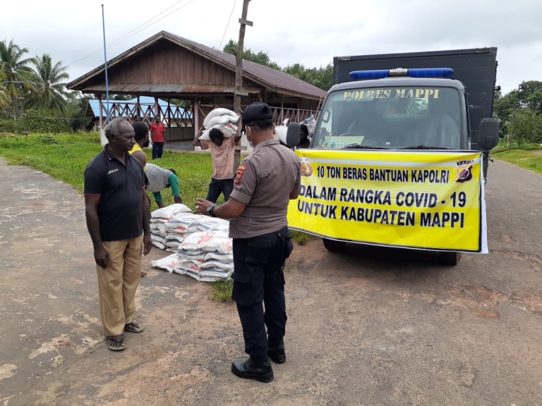 Polres Mappi saat membagikan beras pada warga pada Rabu, 17 Juni 2020