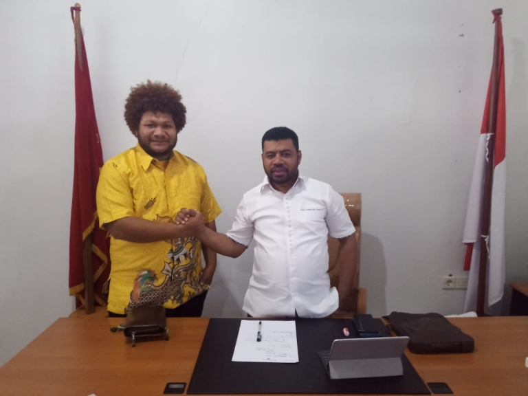 Paul Mayor menyerahkan aspirasi kepada senator Filep Wamafma, Selasa (16/6)