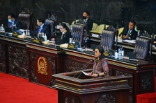 Menteri Keuangan Sri Mulyani menyampaikan tanggapan Pemerintah terhadap pandangan fraksi DPR RI atas Kerangka Ekonomi Makro (KEM) dan Pokok-Pokok Kebijakan Fiskal (PPKF) RAPBN Tahun Anggaran 2021.di Gedung Parlemen, Senayan, Jakarta, Kamis (18/6/2020). Foto : Azka/Man