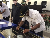 Bupati Teluk Bintuni, Ir.Petrus Kasihiw.MT saat menandatangani MoU tentang NHS atau Pembangunan perumahan di pantai utara, Rabu, 17/6.