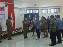 Penyerahan nama anggota DPR terpilih jalur khusus itu diserahkan oleh ketua panitia seleski (Pansel) Frengky Umpain kepada Gubernur Dominggus Mandacan (Foto/Warpur)
