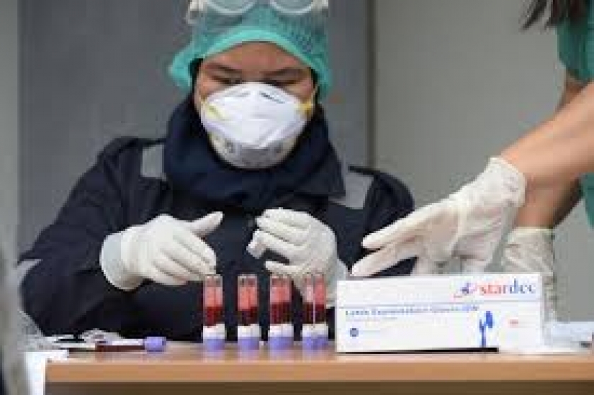 Gambar ilustrasi pengambilan sample darah untuk rapid tes