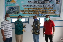 Officer Manager Sorong PT. Gag Nikel, Rudy S. Sumual saat menyerahkan PCR secara simbolis ke Sekda Raja Ampat, Dr. Yusuf Salim, M.Si (Foto/doc.humas raja ampat)