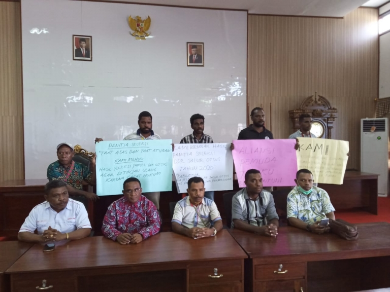Perwakilan masyarakat adat menyampaikan aspirasi ke MRPPB, Jumat (10/7)
