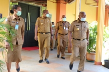 Gubernur Papua Barat Dominggus Mandacan saat hendak melakukan rapat terbatas bersama OPD Pemprov Papua Barat, Senin (13/7)