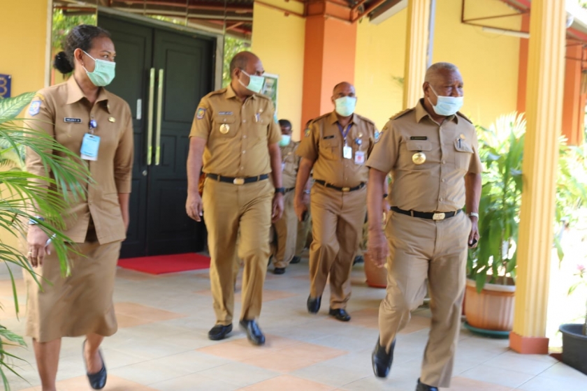 Gubernur Papua Barat Dominggus Mandacan saat hendak melakukan rapat terbatas bersama OPD Pemprov Papua Barat, Senin (13/7)