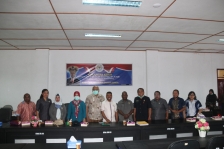 Wakil Ketua Badan Urusan Legislasi Daerah (BULD) Dewan Perwakilan Daerah (DPD) Republik Indonesia, Dr. Filep Wamafma, SH.,M.Hum.,C.L.A saat melakukan kunjungan kerja ke DPRD Kabupaten Manokwari.