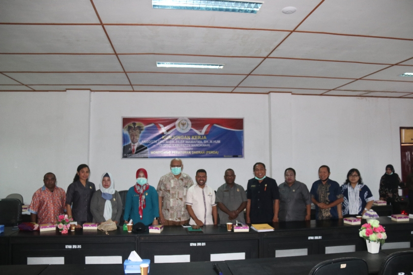 Wakil Ketua Badan Urusan Legislasi Daerah (BULD) Dewan Perwakilan Daerah (DPD) Republik Indonesia, Dr. Filep Wamafma, SH.,M.Hum.,C.L.A saat melakukan kunjungan kerja ke DPRD Kabupaten Manokwari.