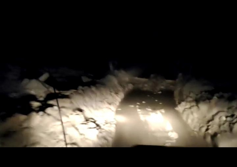 Tampak jalan Werianggi menuju Teluk Wondama yang rusak parah dan terlihat berkolam