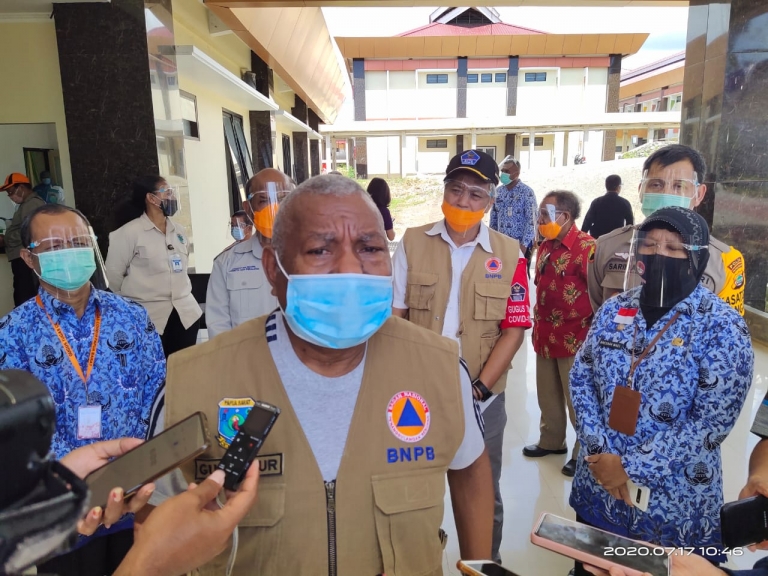 Gubernur Dominggus Mandacan saat ditemui di RS Provinsi Papua Barat