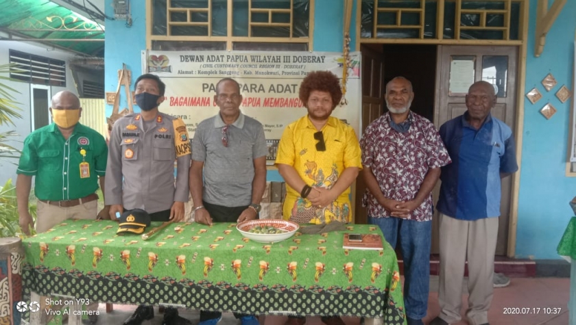 Kapolres Manokwari saat menghadiri peradilan adat di DAP Wilayah III Domberay, Jumat (17/7)