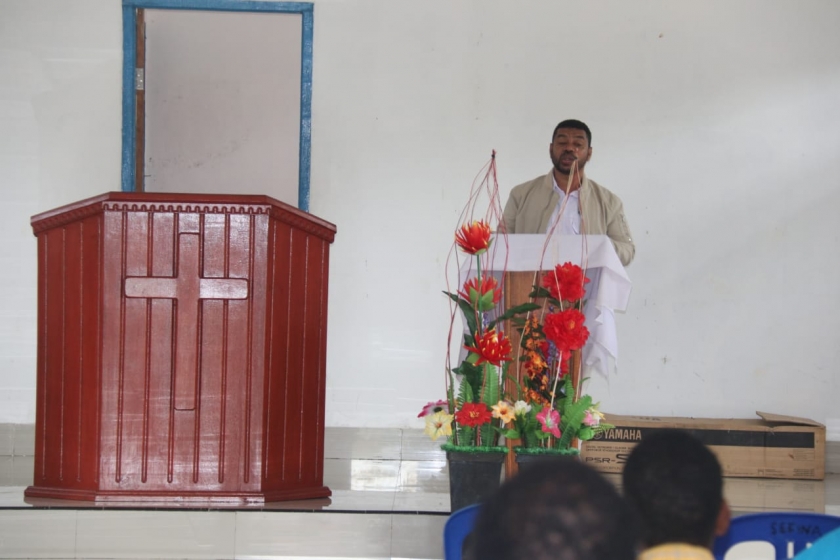 Senator Dr. Filep Wamafma saat menyerahkan mimbar kepada Gereja Persekutuan Kristen Alkitab (GPKAI) Sekina Isa Aryon Siwi, Distrik Momi Waren.