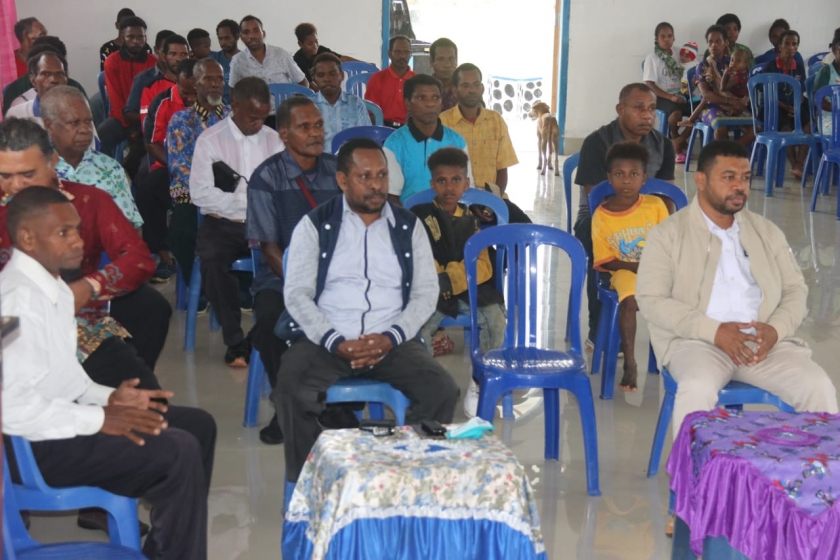 Doktor Filep Wamafma, SH.,M.Hum duduk berdampingan dengan Hengky Saiba, SH., MH