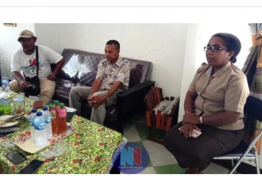 Kepala SMPN 2 Manokwari, Margariet Pondajar (kanan)