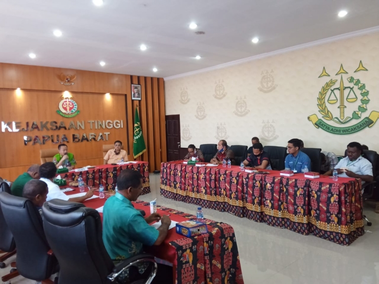 Mediasi Kajati Papua Barat dengan pihak tergugat mengenai pencemaran sumur warga oleh PT. Pertamina. 