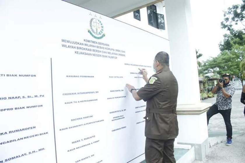 Erwin Saragih, SH saat melakukan penandatanganan komitmen integritas terkait Wilayah Bebas Korupsi, Selasa/23 Juli 2020. 