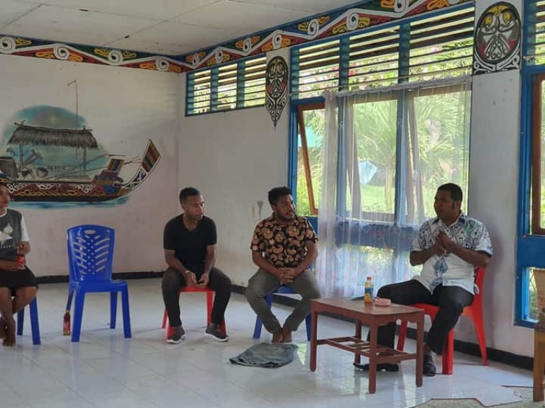 Bupati Biak Numfor Herry Ario Naap saat berdiskusi dengan pengurus asrama Biak di Jayapura, Papua, Senin (27/7)