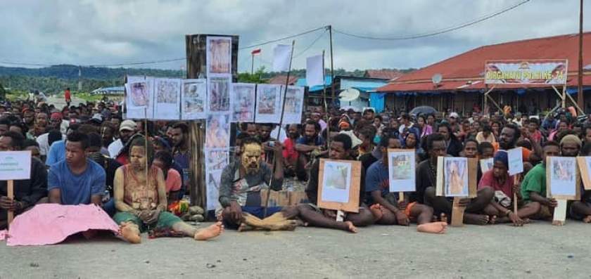 warga Kabupaten Nduga melakukan aksi Protes kepada pemerintah Daerah (27/7) terkait kematian 2 orang warga sipil yang ditembak oleh oknum TNI. 