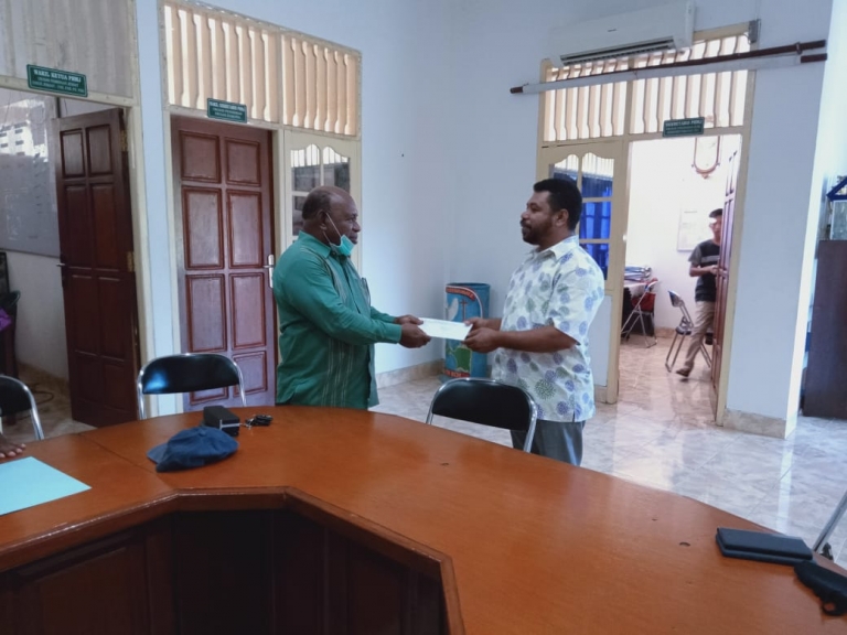 Filep Wamafma saat menyerahkan bantuan secara simbolis ke pengurus GKI Manyosi Wirsi Manokwari, Kamis, 30/7/2020. 