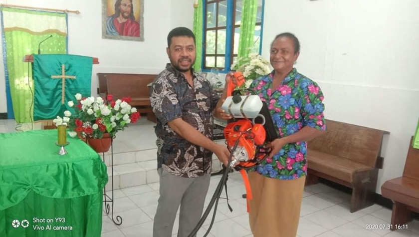 Dr. Filep Wamafma saat menyerahkan bantuan mesin rumput kepada Jemaat GKI Laharoi Pulau Mansinam, Klasis Manokwari.