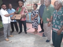 Dr. Filep Wamafma saat menyerahkan bantuan laptop dan printer kepada dewan adat Papua (DAP) wilayah III Doberay. 